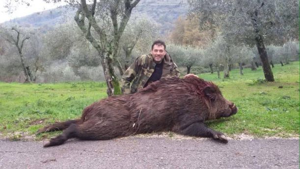 Cacciatore e cinghiale