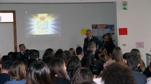 Guardia di finanza a lezione nelle scuole