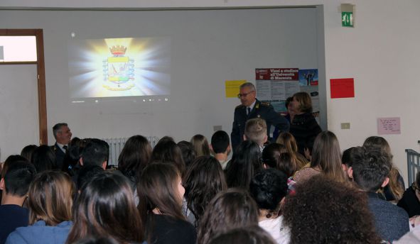 Guardia di finanza a lezione nelle scuole