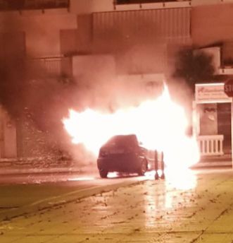 Auto in fiamme