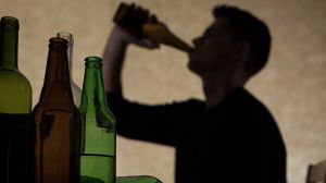 Ubriaco alcol beve