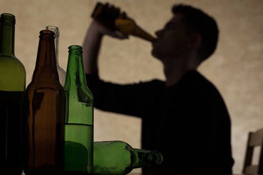 Ubriaco alcol beve