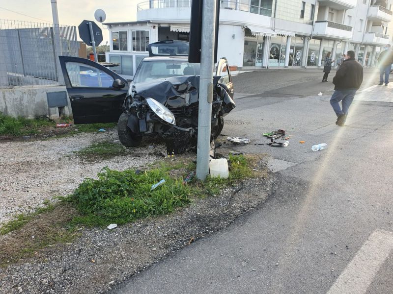 Auto si schianta contro un palo in cemento in via Grasceta a San Salvo ...