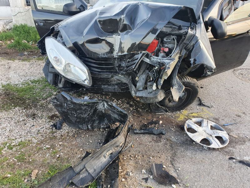 Auto si schianta contro un palo in cemento in via Grasceta a San Salvo ...