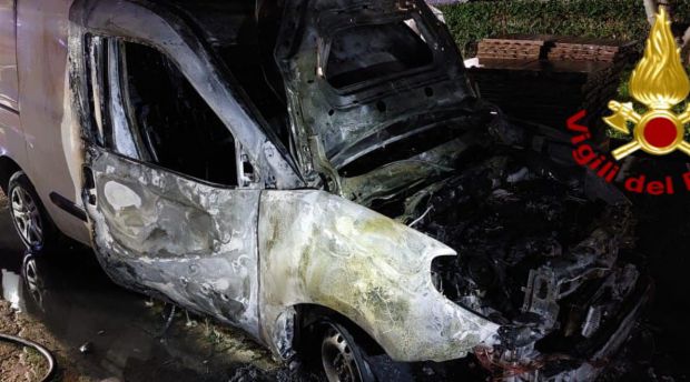 Auto incendiata