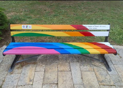Panchina arcobaleno