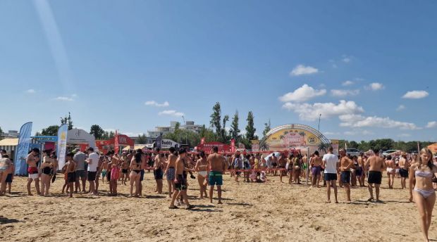 Vertical Summer Tour Radio Deejay