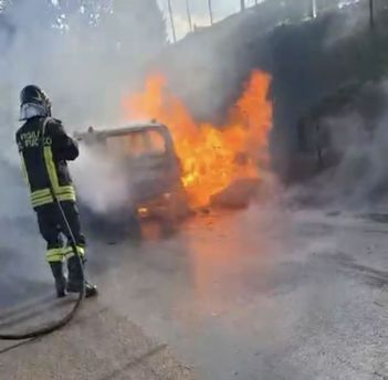 Auto in fiamme
