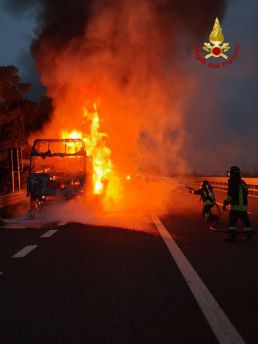 Camion in fiamme