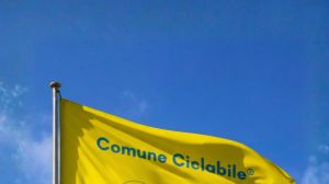 Bandiera gialla comune ciclabile